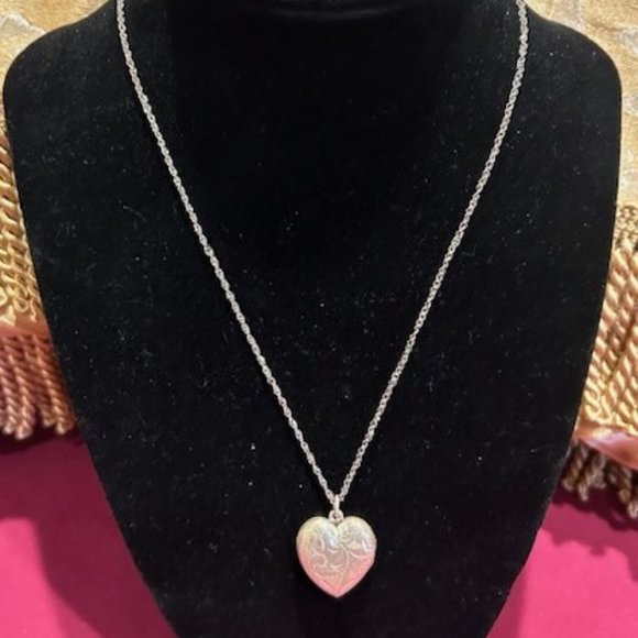 ❤️❤️ Sterling Heart Etched Locket & Chain Vintage Necklace - Picture 10 of 14